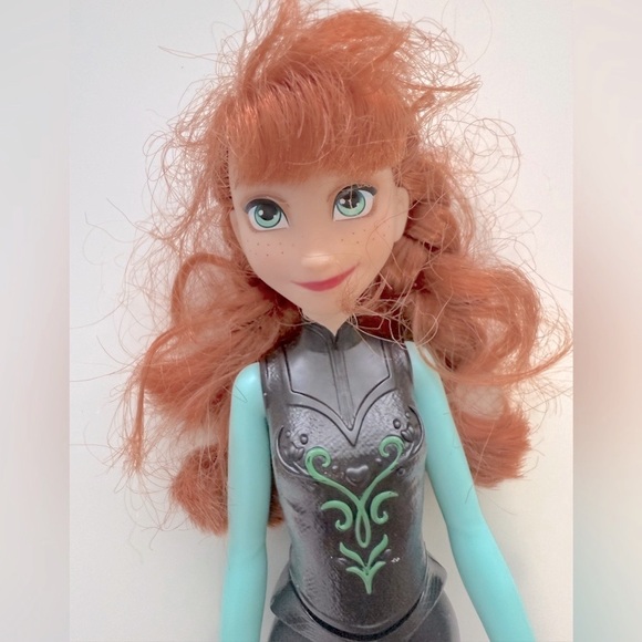 Hasbro Walt Disney Anna wearing a sleek teal black outfit - Picture 5 of 7